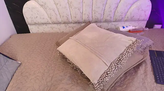 _MiaBrown_ live room snapshot on Stripchat