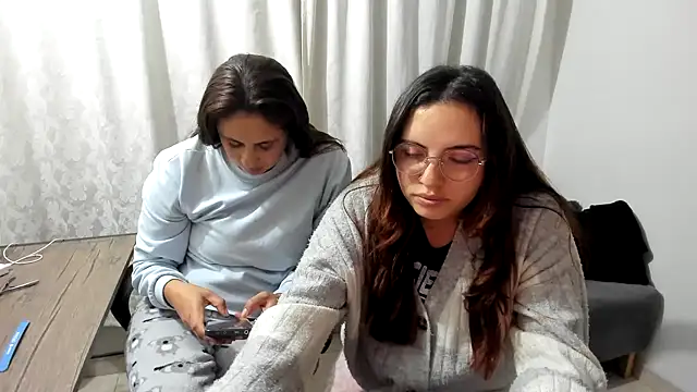 _girls_on_fire_ Momentaufnahme des Live-Raums auf Stripchat
