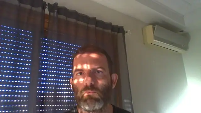 _grj1 live room snapshot on Stripchat