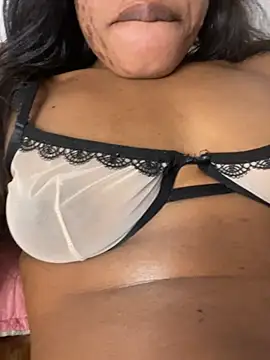 _yisela_ live room snapshot on Stripchat