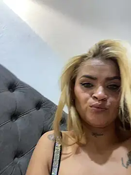 alana_gloow снимок онлайн-комнаты на Stripchat