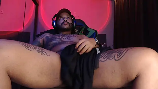 aleparrudo live room snapshot on Stripchat