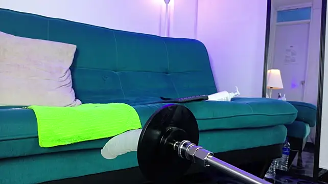 alondra_rouse live room snapshot on Stripchat