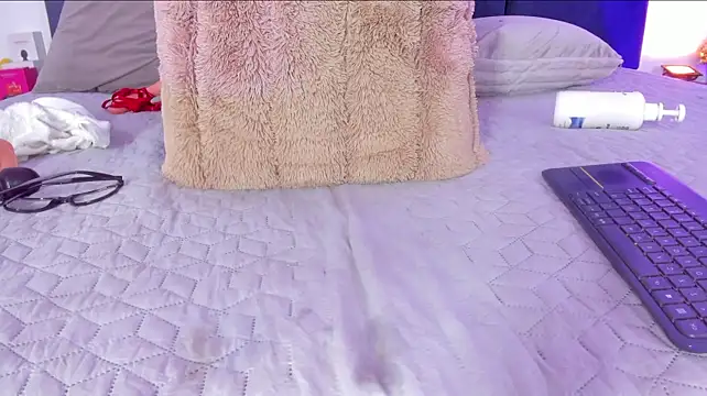 april_jones05 live room snapshot on Stripchat