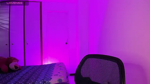 atenea_dragon__ live room snapshot on Stripchat