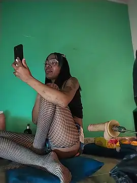 avaleri_cherry live room snapshot on Stripchat