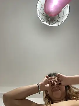 baddieasiantv momentopname van live room op Stripchat