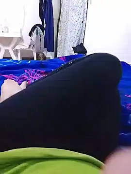 banouti28 live room snapshot on Stripchat