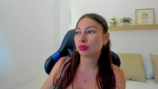 bella_99_ live room snapshot on Stripchat