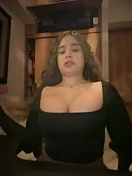 bella_parisi live room snapshot on Stripchat