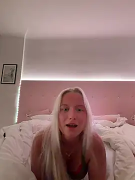 berryblow08 live room snapshot on Stripchat