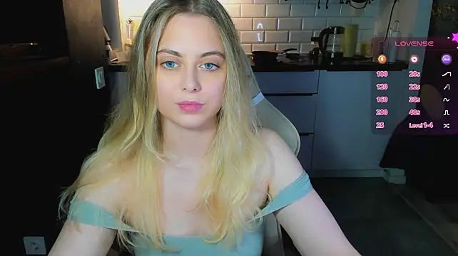 blonde_kellyy live room snapshot on Stripchat