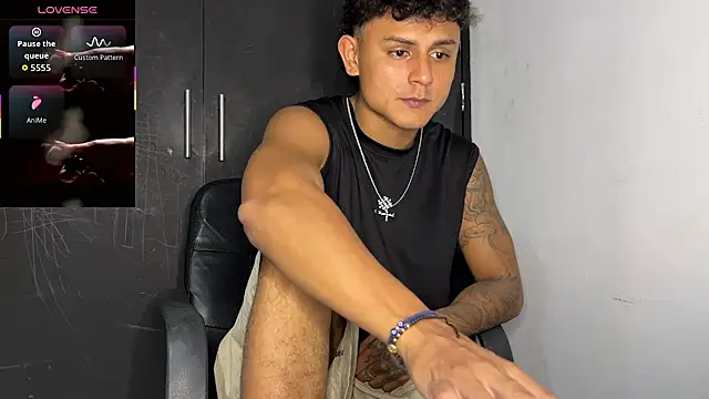 bob_petersonn live room snapshot on Stripchat