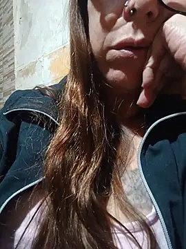 cari75 live room snapshot on Stripchat