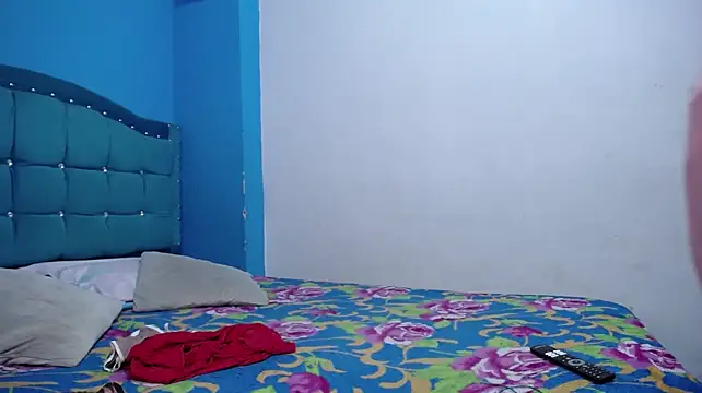 carolinhe26 live room snapshot on Stripchat