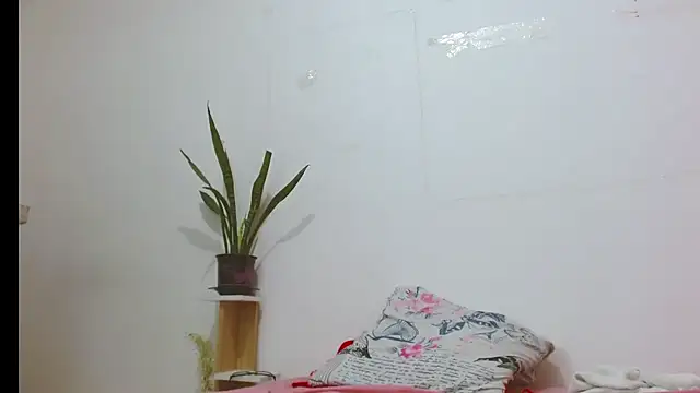 chantalsemenova1 live room snapshot on Stripchat