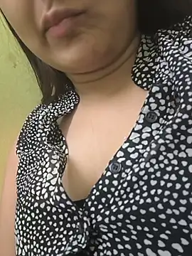 cute---aditi live room snapshot on Stripchat