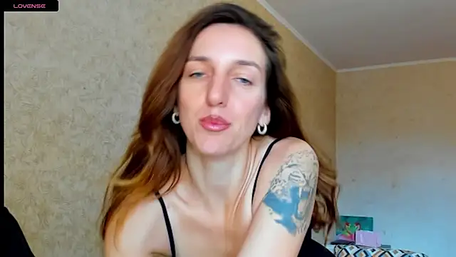 desired_zzoya captura de la sala en vivo en Stripchat