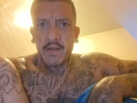 deviousmynd13 live room snapshot on Stripchat