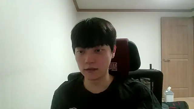 dhwisydy live room snapshot on Stripchat