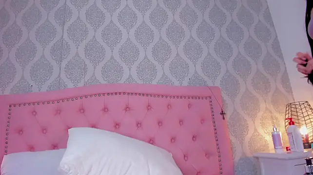 dolly_kitter live room snapshot on Stripchat