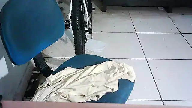 eduar570 live room snapshot on Stripchat