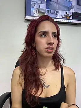 elodie_rouge momentopname van live room op Stripchat