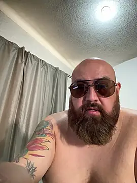 elrichie live room snapshot on Stripchat