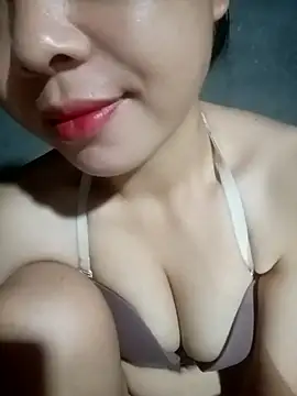embe1144 live room snapshot on Stripchat