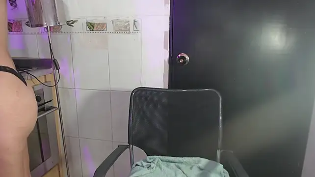 emily_rz1 снимок онлайн-комнаты на Stripchat