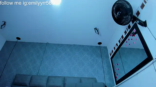 emilyy_r captura da sala ao vivo na Stripchat