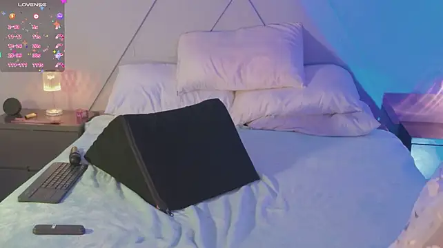 emmajohnss live room snapshot on Stripchat