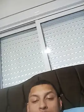 emrehliug12 momentopname van live room op Stripchat