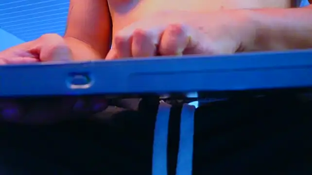 estebandelouis captura da sala ao vivo na Stripchat