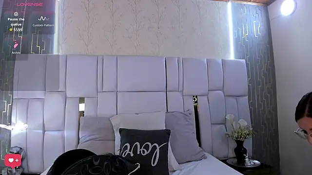 estrellathekk live room snapshot on Stripchat
