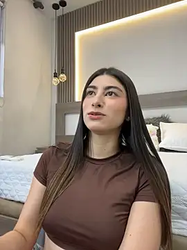 evelyn_hills live room snapshot on Stripchat