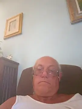 gianbragallini momentopname van live room op Stripchat