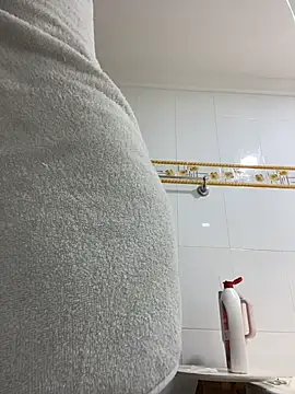 hana_mature live room snapshot on Stripchat