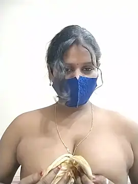 hotyrani07 captura da sala ao vivo na Stripchat