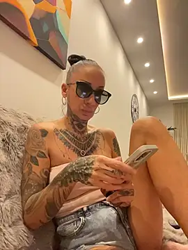 inked_up_jade live room snapshot on Stripchat