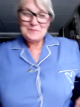 irinamaux captura da sala ao vivo na Stripchat