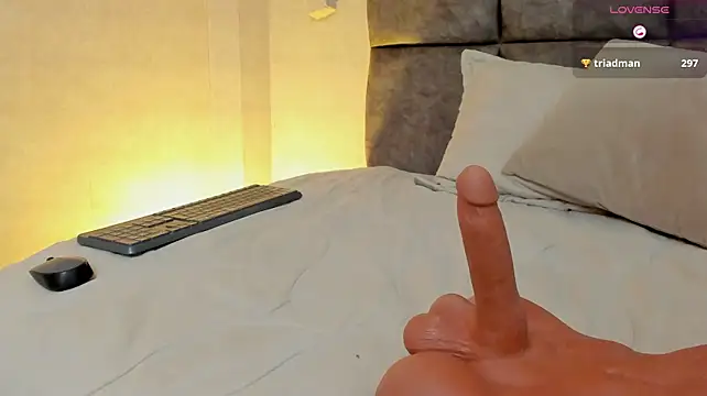 issawalton live room snapshot on Stripchat