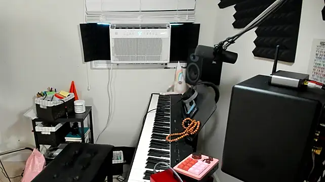itschloelaurent live room snapshot on Stripchat