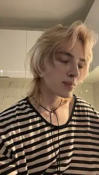 ixistudiomember live room snapshot on Stripchat