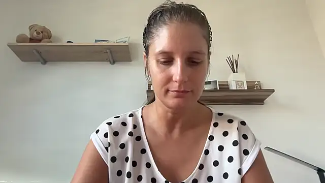 jennifer11772 live room snapshot on Stripchat