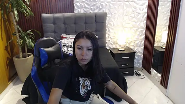 julieta_fn live room snapshot on Stripchat