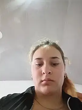 katty_42 live room snapshot on Stripchat