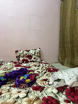 kiaraqueen7 live room snapshot on Stripchat