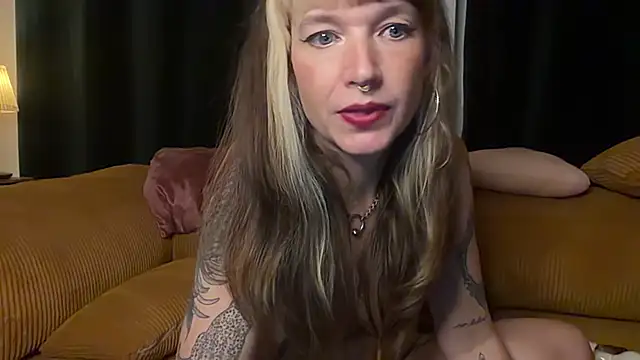 kittendeluxe captura da sala ao vivo na Stripchat