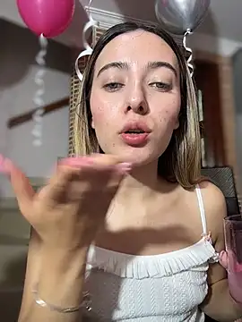kloe__t18 Momentaufnahme des Live-Raums auf Stripchat